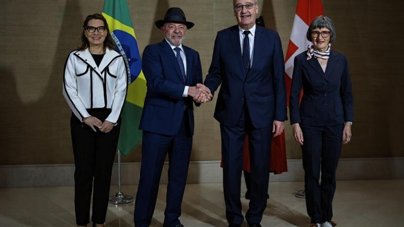 Da esquerda para a direita, a primeira-dama Janja Lula da Silva, o presidente da República, Luiz Inácio Lula da Silva, o presidente da Suíça, Guy Parmelin, e a primeira-dama suíça Caroline Parmelin, em Genebra, na 2ª feira (15.jun.2026)