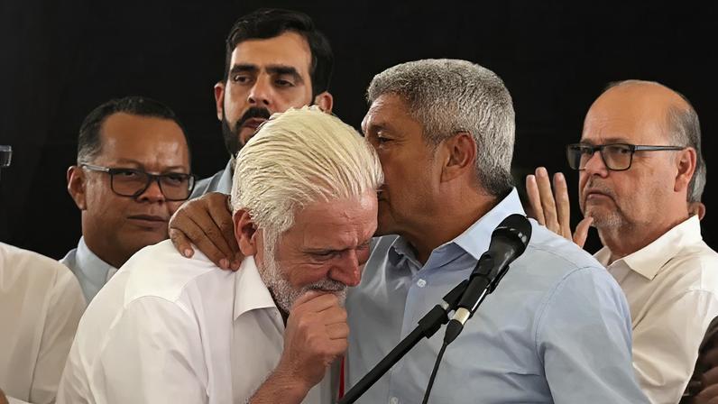 Senador Jaques Wagner (PT-BA) e o governador da Bahia, Jerônimo Rodrigues (PT), se abraçam em evento em Barreiras, no oeste do estado (Redes sociais/Reprodução)