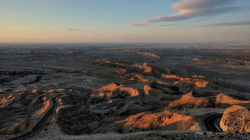 Subida sinuosa que atinge mil e duzentos metros de altura nas montanhas do deserto – Créditos: depositphotos.com / alisulimanart