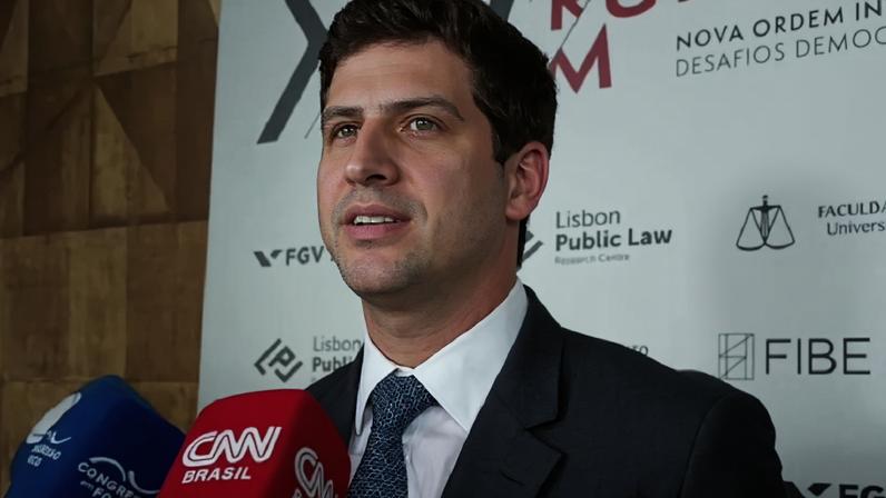 O presidente nacional do PSB e pré-candidato ao governo de Pernambuco, João Campos, no 14º Fórum de Lisboa, nesta 3ª feira (2.jun.2026)