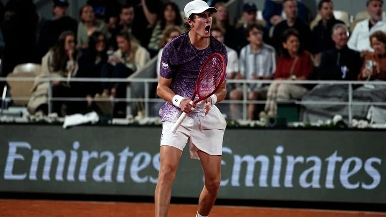 João Fonseca em partida contra Casper Ruud, em Roland Garros (Foto: Dimitar DILKOFF / AFP)