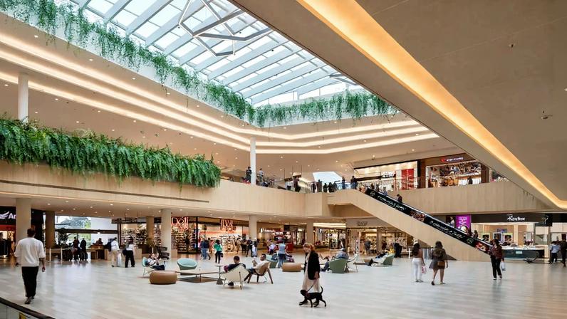 Jockey Plaza Shopping celebra sete anos de operação com crescimento de 10,8% nas vendas, novas inaugurações e investimentos em infraestrutura, consolidando-se como um dos principais centros de compras, lazer e entretenimento de Curitiba. (Foto: Divulgação)