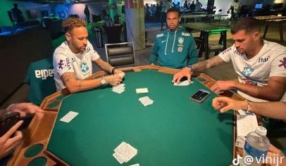 Vini Jr. posta foto em partida de poker com Neymar