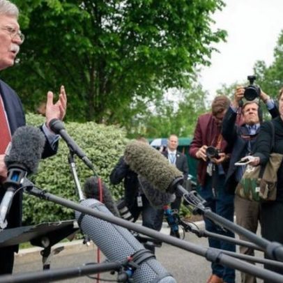 Ex-assessor de Trump admite culpa em tribunal por vazamento de documentos