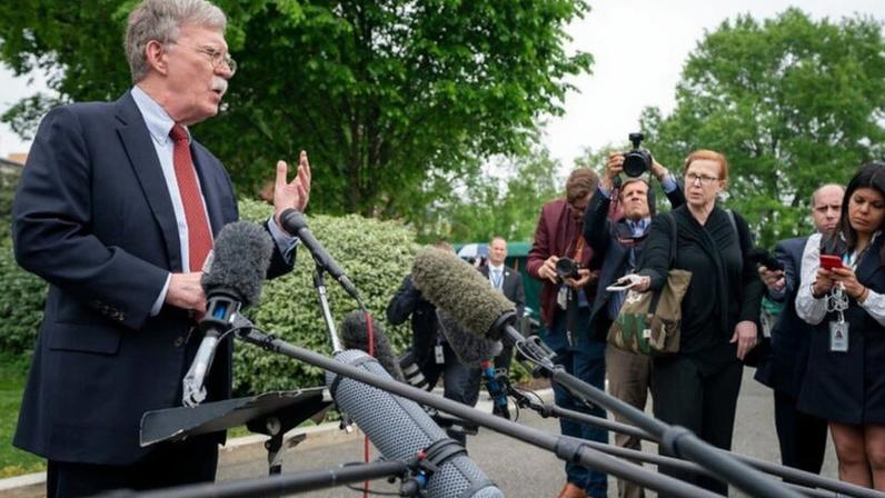 Bolton (à dir.) havia se declarado inocente em outubro de 2025; para a Justiça norte-americana, ele “abusou de sua posição oficial” ao expor documentos confidenciais a familiares