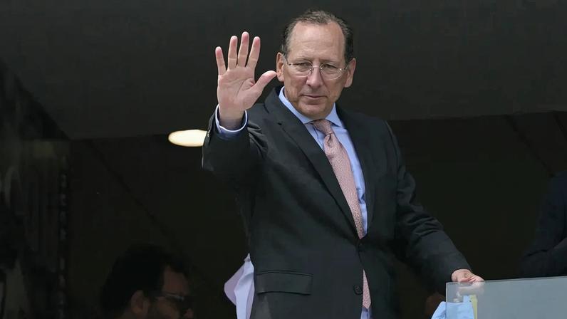 John Textor, da SAF do Botafogo, usa terno preto e acena de um camarote
