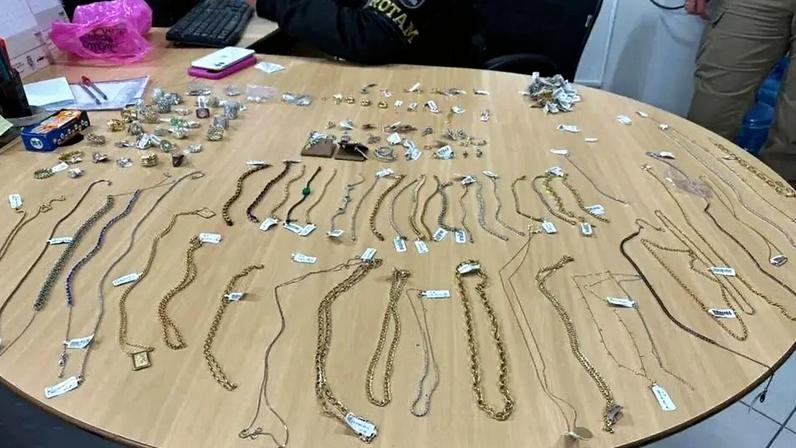 Polícia Militar recupera o restante das joias roubadas de uma joalheria no Shopping Crystal, em Curitiba (PR). (Foto: Divulgação/Polícia Militar do Paraná)
