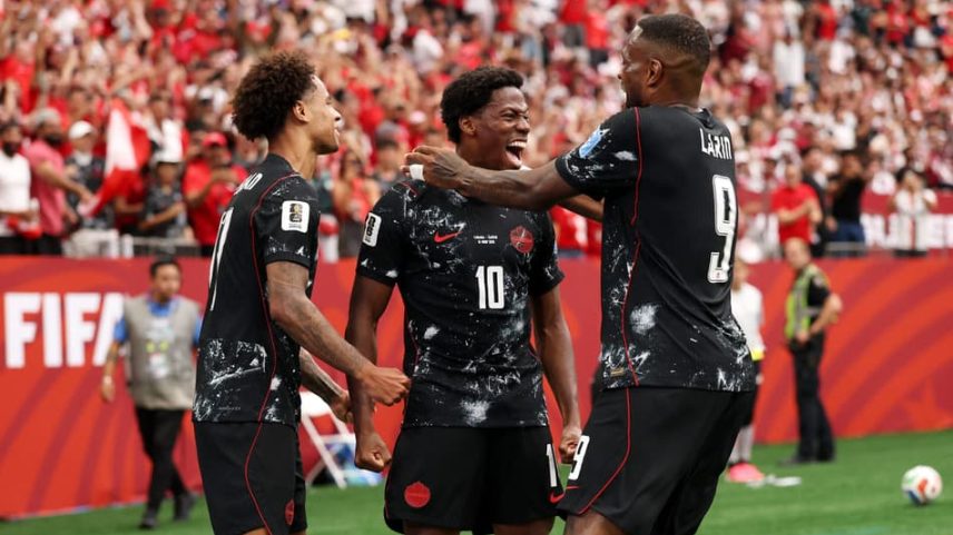 Jonathan David, camisa 10 do Canadá, é celebrado pelos companheiros após o gol sobre o Catar (Foto: AFP)