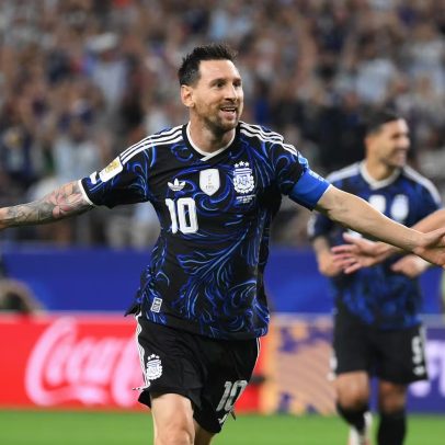 Messi sai do banco, marca de falta, e Argentina vence a Jordânia na Copa
