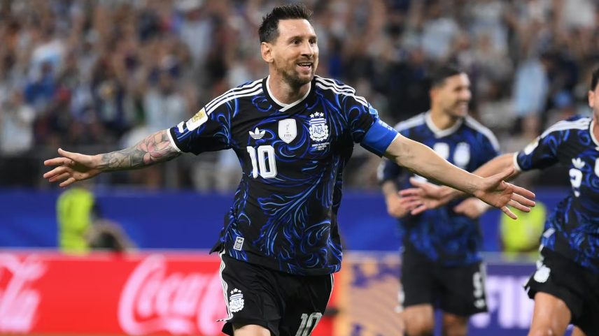 Messi sai do banco, marca de falta, e Argentina vence a Jordânia na Copa