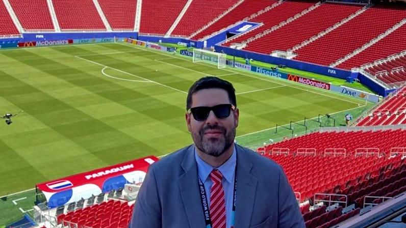Na imagem, o jornalista Jorge "Chipi" Vera no estádio Levi's Stadium