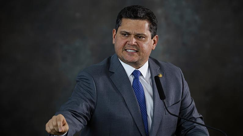 Na imagem, o presidente do Senado, Davi Alcolumbre (União Brasil-AP), durante a cerimônia de posse do novo ministro da Secretaria de Relações Institucionais da Presidência da República, José Guimarães