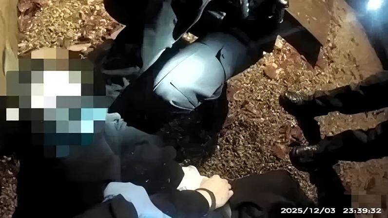 Jovem esfaqueado morre após ser algemado pela polícia e não receber socorro no Reino Unido