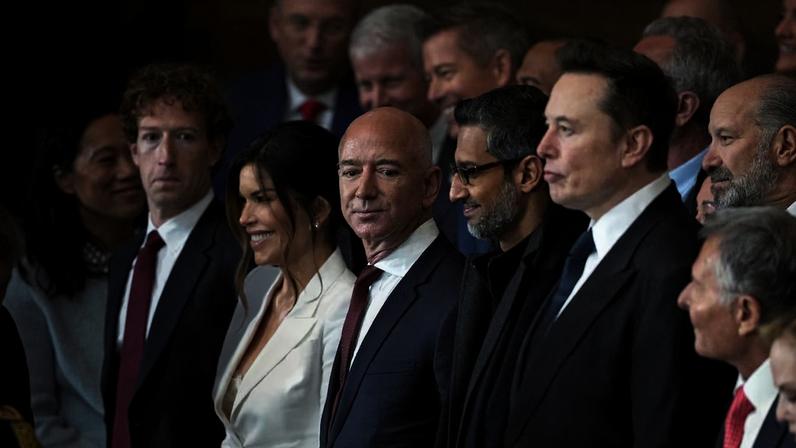 Mark Zuckerberg, Jeff Bezos, Sundar Pichai e Elon Musk no ano passado em Washington. O boom da IA ​​canalizou trilhões de dólares em investimentos de capital para um punhado de empresas de tecnologia