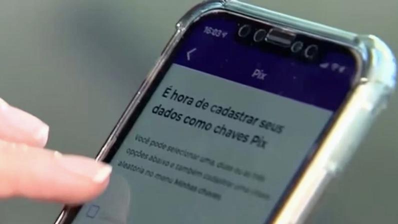Celular em aba para cadastrar dados do Pix