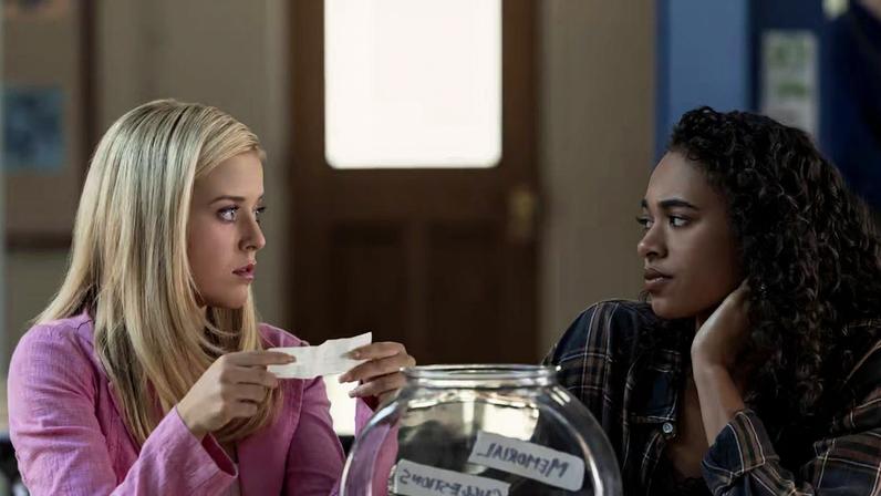 Elle Woods (Lexi Minetree) se sente perdida ao deixar a ensolarada Los Angeles para morar na cinzenta (e punk) Seattle