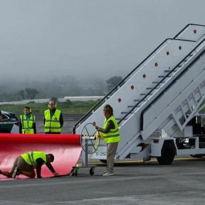 Papa é retirado de avião por problema técnico e adia retorno a Roma