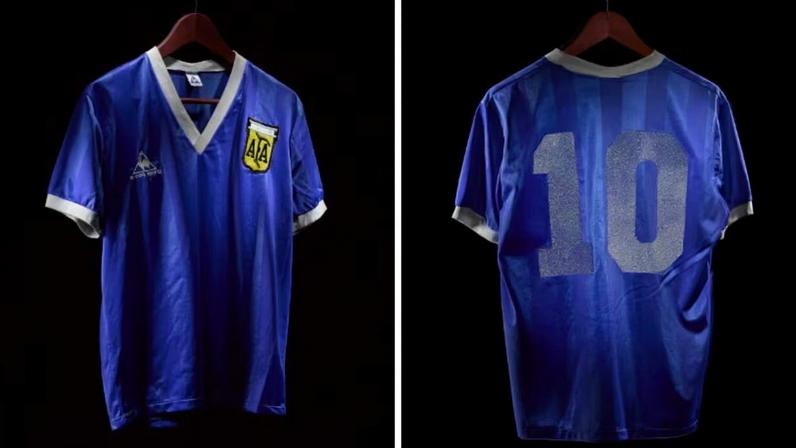 Camisa reserva improvisada da Argentina usada por Diego Maradona contra a Inglaterra na Copa de 1986, no histórico jogo da “Mão de Deus”, foi leiloada por R$ 44,5 milhões em 2022