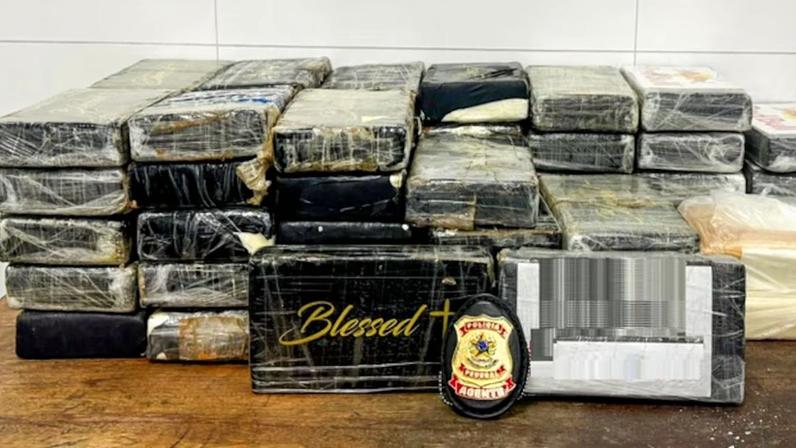 Agentes do Núcleo de Inteligência da Polícia Federal que atuam no maior aeroporto do País prenderam em flagrante suspeito no embarque de bagagens na rampa de aeronaves; parte dos 60 blocos de droga confiscada estava caracterizada pela marca ‘Blessed’