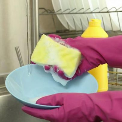 Estudo revela microplásticos liberados por esponjas na lavagem de louça
