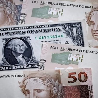 Dólar fecha em leve queda diante da tensão entre EUA e Irã