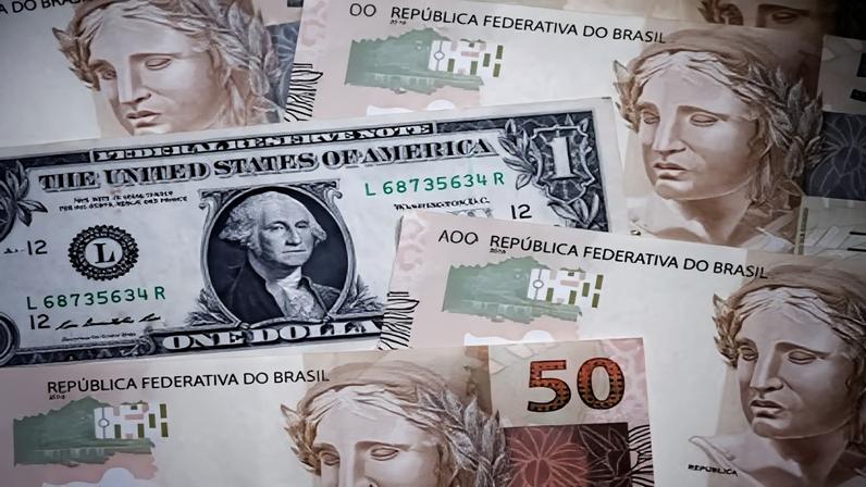 Notas de real brasileiro e de dólar americano, 18 de dezembro de 2024. REUTERS/Amanda Perobelli