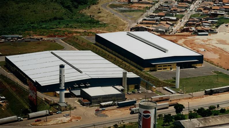 Vista aérea da unidade industrial da Injepet em São Paulo, uma das principais fabricantes de embalagens PET do país.