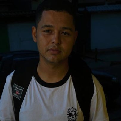 Menino come bolo envenenado deixado na mochila; pais relatam
