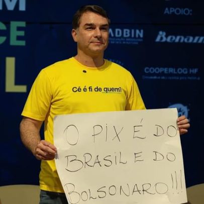 Flávio Bolsonaro rebate Lula com cartaz e afirma que Pix é do Brasil e do Bolsonaro