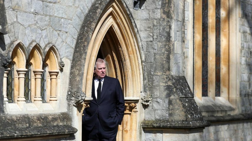 Andrew Mountbatten-Windsor foi destituído de seus títulos reais em 2025 após novas revelações sobre seus vínculos com Jeffrey Epstein.