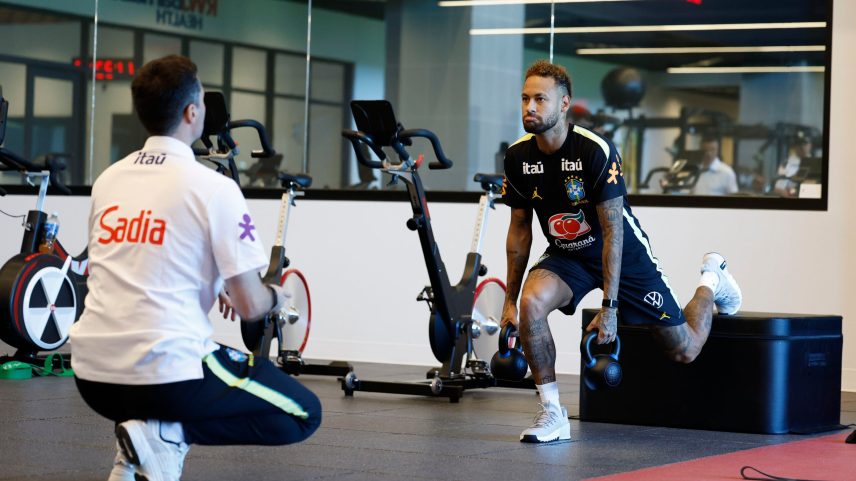 Neymar fará novo exame para avaliar retorno aos treinos da Seleção
