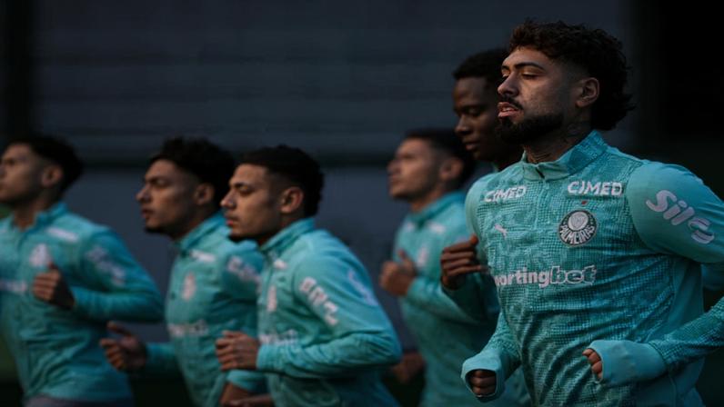 Palmeiras treina em dois períodos sem Abel; Vitor Roque treina com bola
