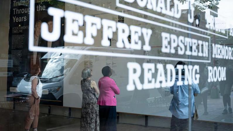 Pessoas visitam a exposição temporária “Sala de Leitura em Memória de Donald J. Trump e Jeffrey Epstein”, onde estão em exibição 3.437 volumes encadernados dos “Arquivos Epstein”, em Washington