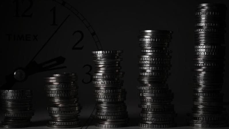 Jovens da Geração Z acompanham gastos, investem e buscam estabilidade financeira, mas ainda enfrentam desafios para construir patrimônio e planejar a aposentadoria.
