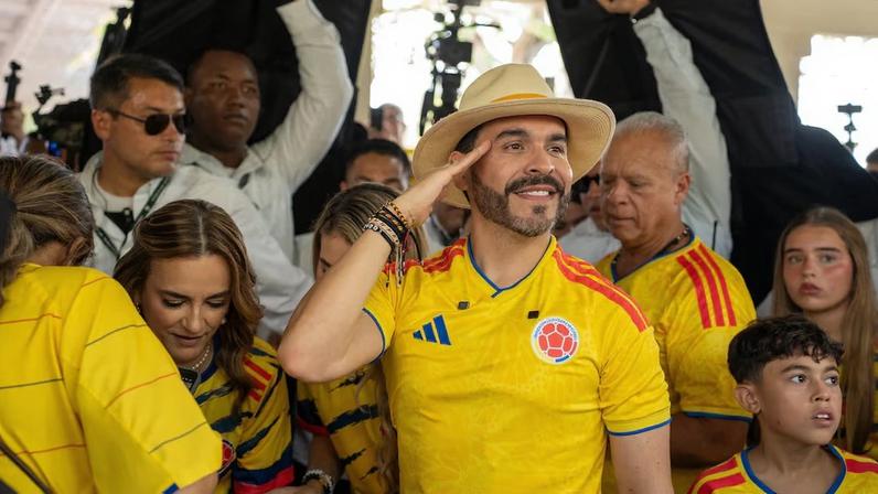 Abelardo de la Espriella durante votação neste domingo: posse ocorre em 7 de agosto, depois que as autoridades eleitorais validarem o resultado (Foto: Carlos Parra Rios/Bloomberg)