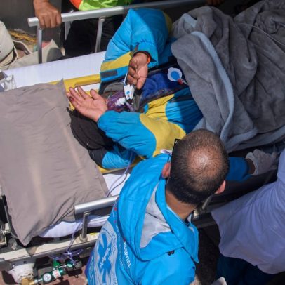 Guia dado como morto é encontrado rastejando no Everest após seis dias