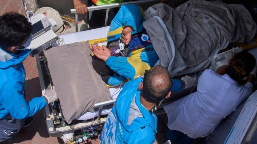 Dedos congelados: guia dado como morto é encontrado rastejando no Everest após 6 dias desaparecido; veja vídeo