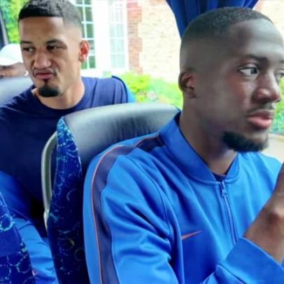 Dembélé surpreende colegas ao comer omelete no ônibus do time
