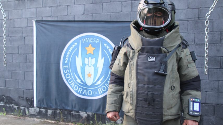 Policiais da equipe antibombas da PM levou a granada vazia para o setor de perícias