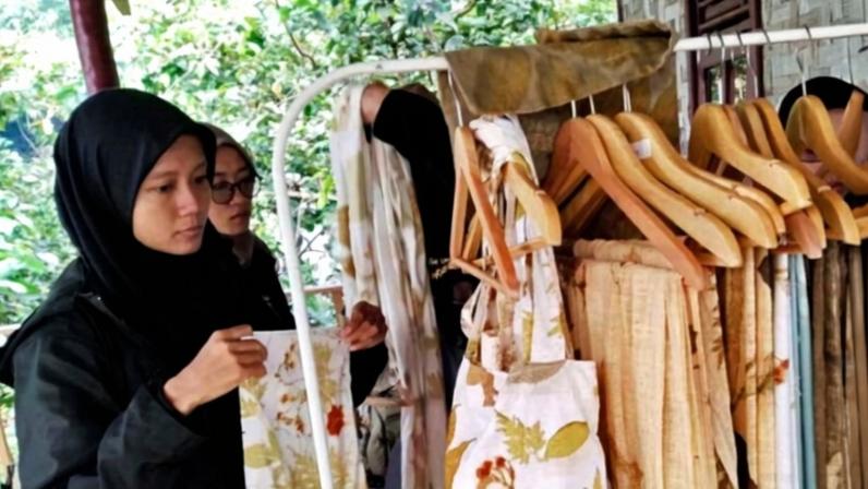 Coletivo feminino Java usa têxteis inspirados na floresta para salvar gibões
