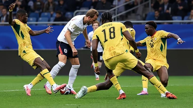 Harry Kane bloqueado por adversários em Inglaterra e Gana pela segunda rodada do Grupo L da Copa do Mundo