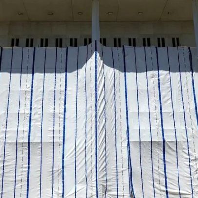 Nome de Trump sai do Kennedy Center; fachada continua coberta por lona