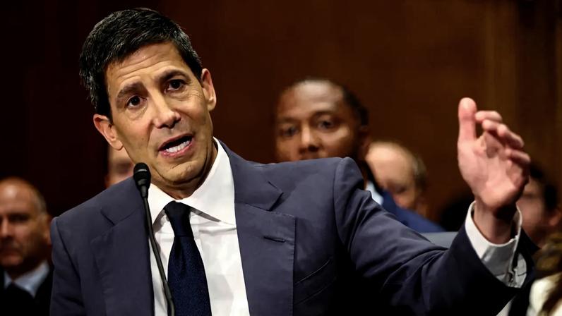 Kevin Warsh presta depoimento perante o Comitê Bancário do Senado em audiência de confirmação no Capitólio, em Washington – 21/04/2026 (Foto: REUTERS/Kevin Lamarque)