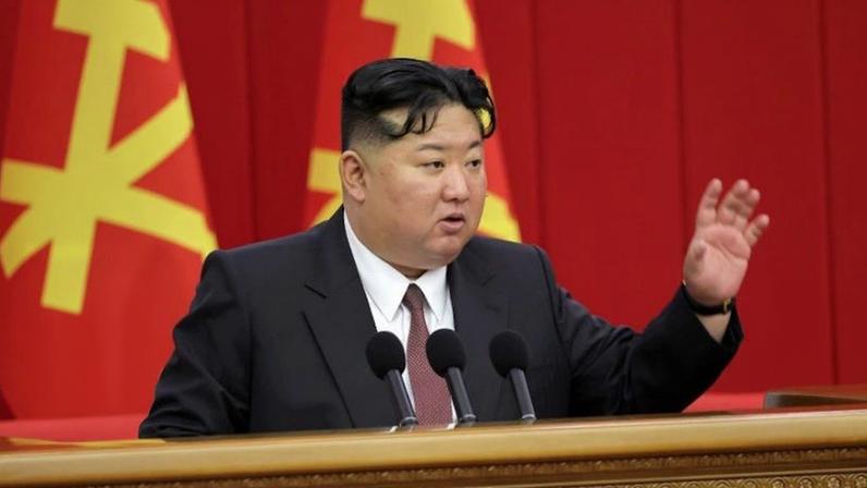 Kim Jong-un afirma que Coreia do Norte reforçará status nuclear