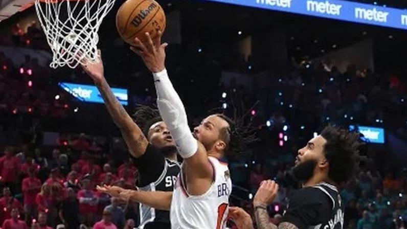 Brunson dando enterrada durante Spurs x Knicks