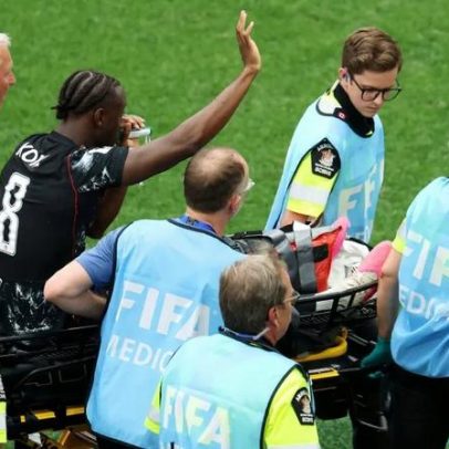 Ismaël Kone, jogador do Canadá, quebra a perna na Copa