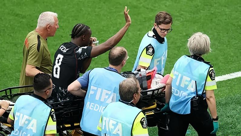 Koné quebrou a perna em Canada x Catar na Copa do Mundo