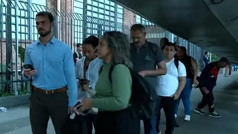 Passageiros aguardam ônibus na zona norte