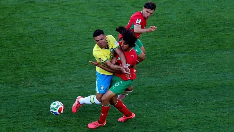 Casemiro teve atuação desastrosa. Deve ser o primeiro a perder a posição de titular. Fabinho foi muito mais racional, veloz nas antecipações