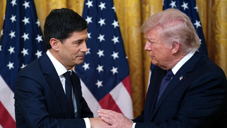 Warsh busca implementar uma política monetária rigorosa, mas ao mesmo tempo deve navegar pelas demandas políticas de Trump, que espera taxas de juros mais baixas.